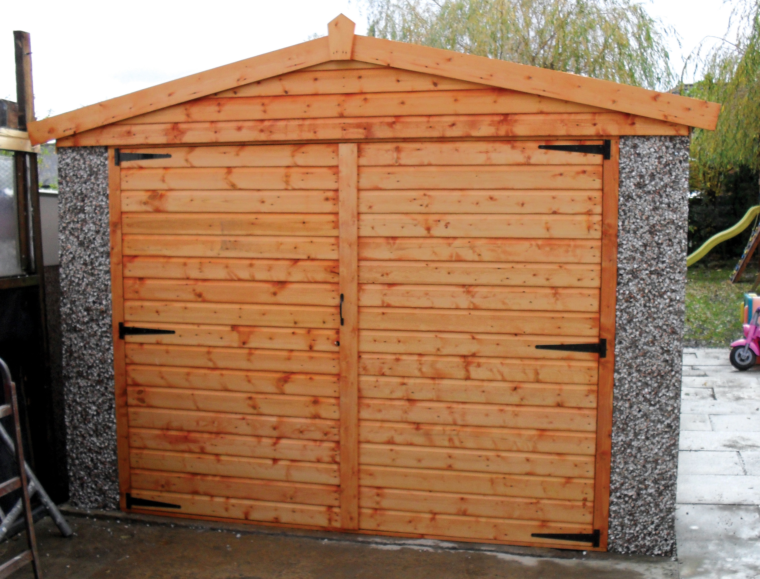 APEX GARAGE WITH TIMBER DOORS